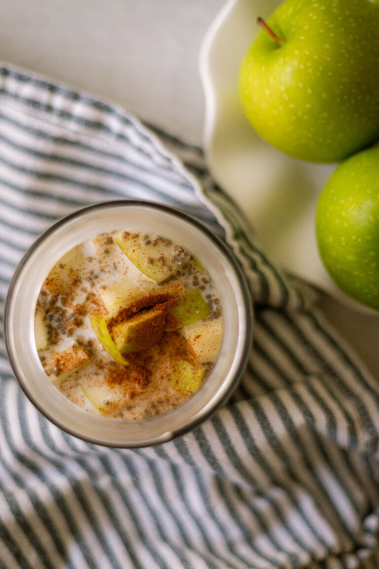 apple pie and cinnamon overnight oats