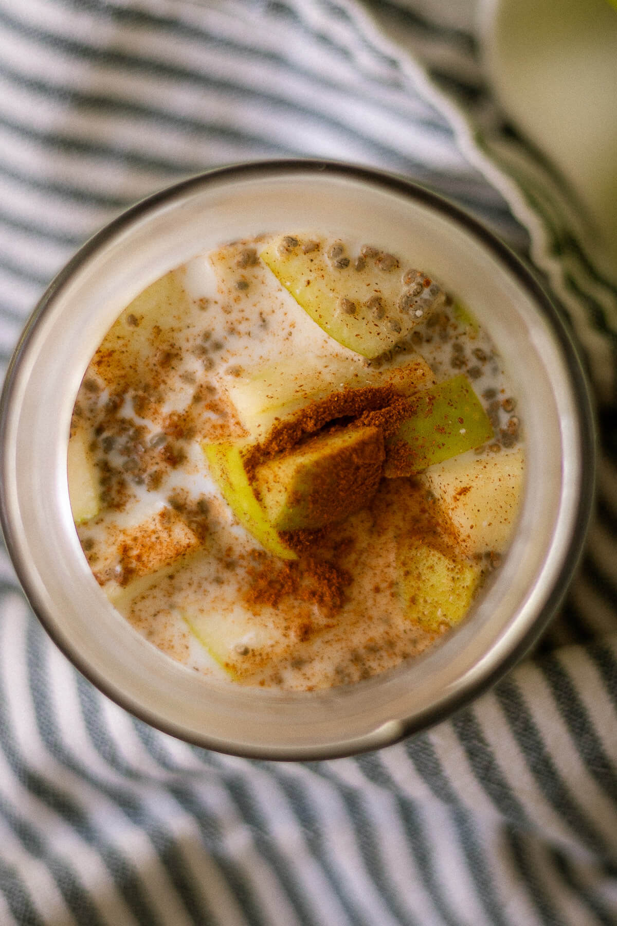 apple pie and cinnamon overnight oats
